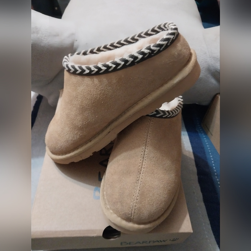 NWOT Girls Bearpaw Slipons